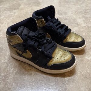 Nike Kids Black and Gold Sneakers